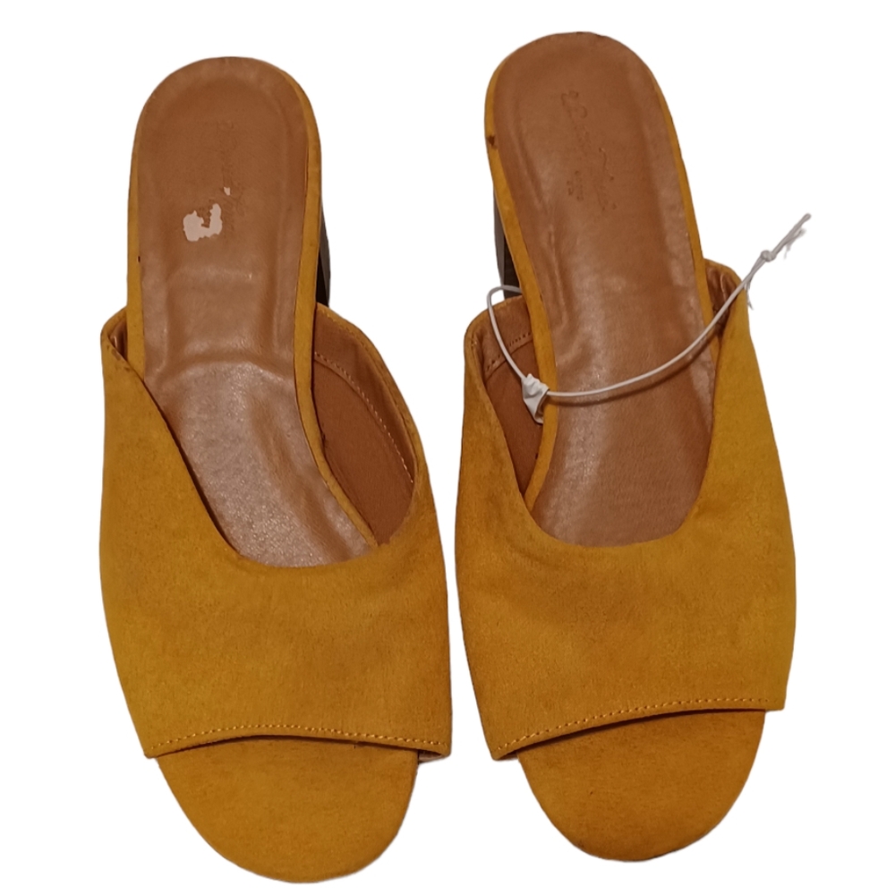 Universal threads size 7.5 mustard yellow peep toe slip on block heels